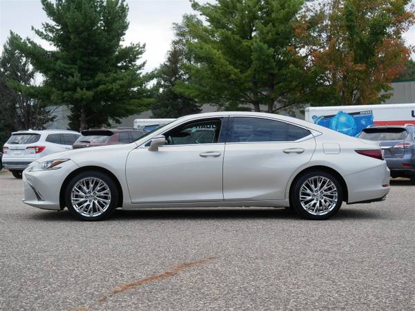2019 Lexus, dovoz USA — foto 4 z 12