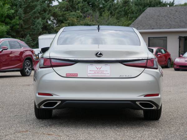 2019 Lexus, dovoz USA — foto 6 z 12