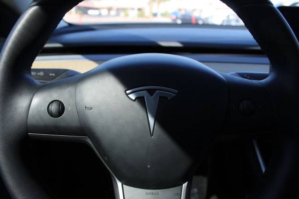 Tesla, dovoz USA — foto 10 z 12