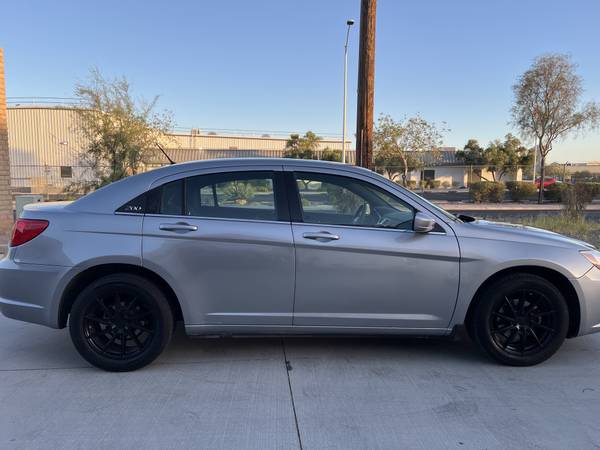 2014 Chrysler, dovoz USA — foto 11 z 12