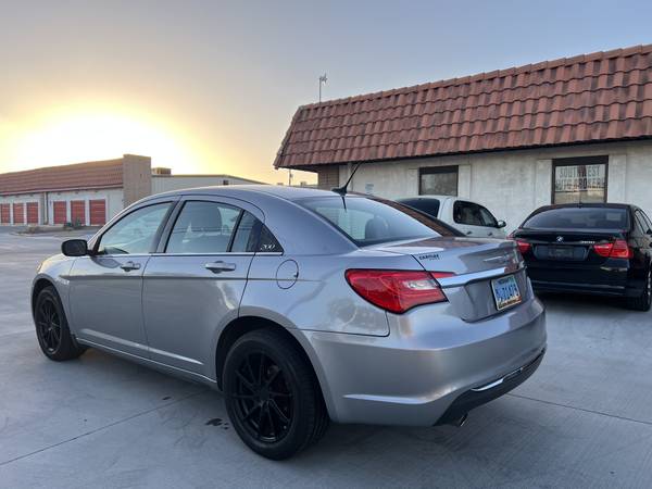 2014 Chrysler, dovoz USA — foto 7 z 12