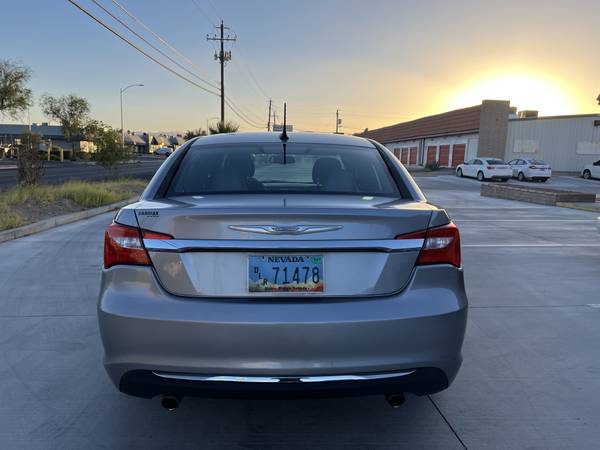 2014 Chrysler, dovoz USA — foto 8 z 12
