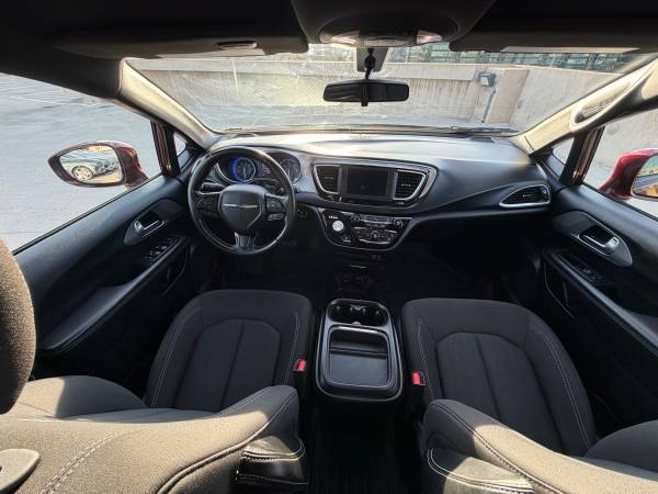 2018 Chrysler, dovoz USA — foto 11 z 12