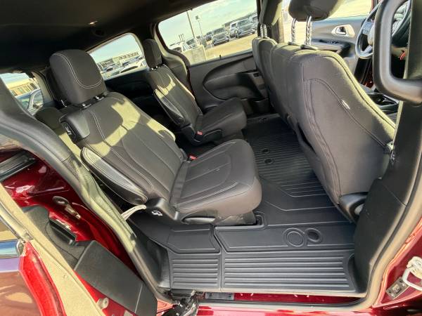 2018 Chrysler, dovoz USA — foto 12 z 12