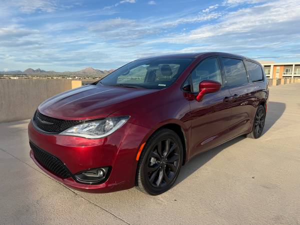 2018 Chrysler, dovoz USA — foto 2 z 12
