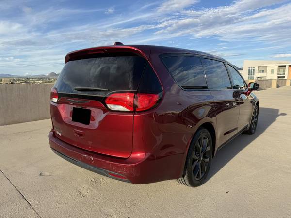 2018 Chrysler, dovoz USA — foto 4 z 12