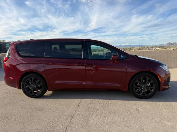 2018 Chrysler, dovoz USA — foto 5 z 12