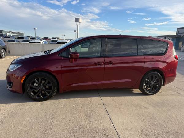 2018 Chrysler, dovoz USA — foto 6 z 12