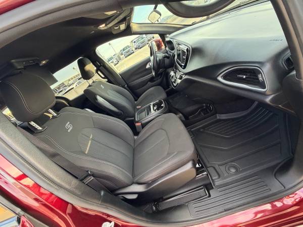 2018 Chrysler, dovoz USA — foto 8 z 12
