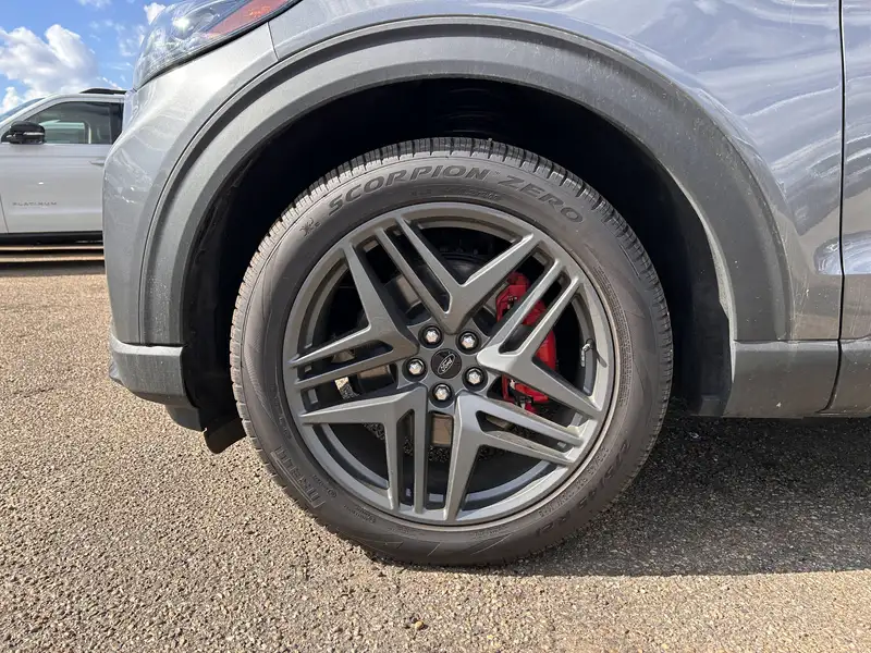 2026 Ford Explorer ST, šedá, 157 km, dovoz Kanada — foto 3 z 12