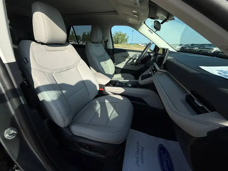 2026 Ford Explorer Active, šedá, 356 km, dovoz Kanada — foto 10 z 12