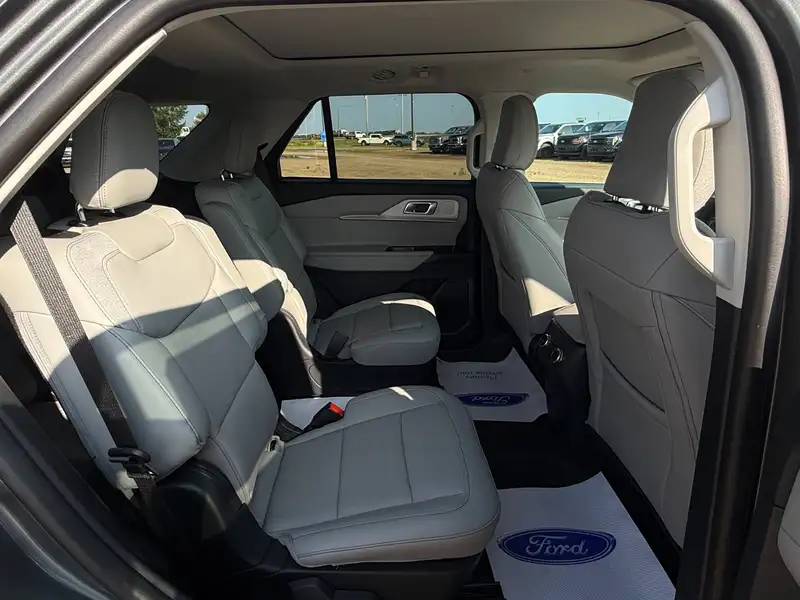2026 Ford Explorer Active, šedá, 356 km, dovoz Kanada — foto 11 z 12