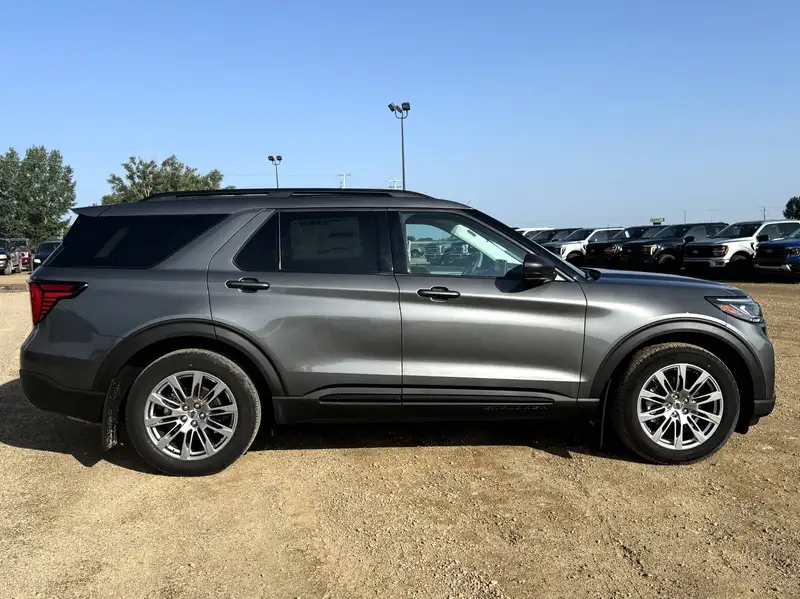 2026 Ford Explorer Active, šedá, 356 km, dovoz Kanada — foto 5 z 12