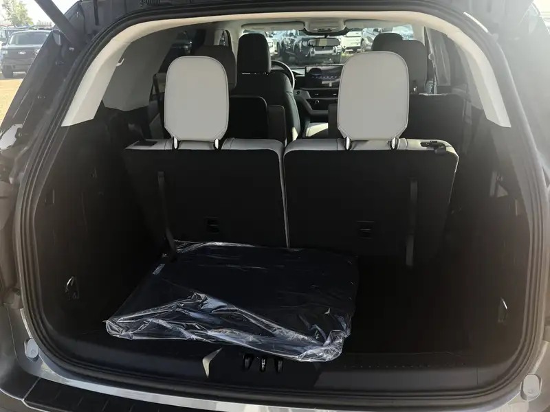 2026 Ford Explorer Active, šedá, 356 km, dovoz Kanada — foto 8 z 12
