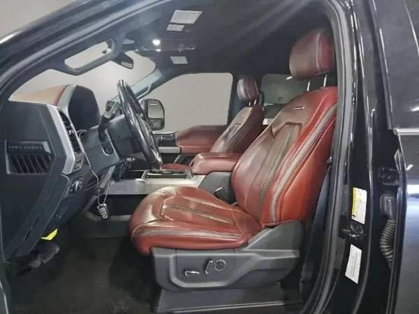 2022 Ford, dovoz USA — foto 5 z 6