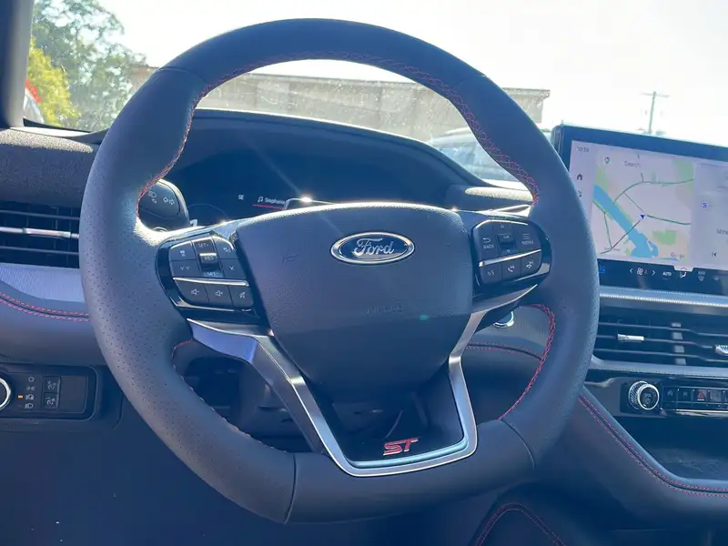 2026 Ford Explorer ST 400a, černá, dovoz Kanada — foto 10 z 12