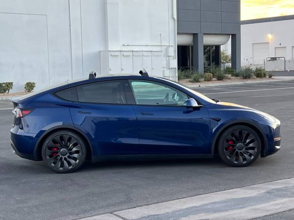 2021 Tesla, dovoz USA — foto 8 z 12