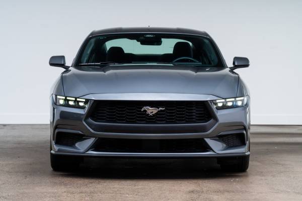 2025 Ford, dovoz USA — foto 2 z 12