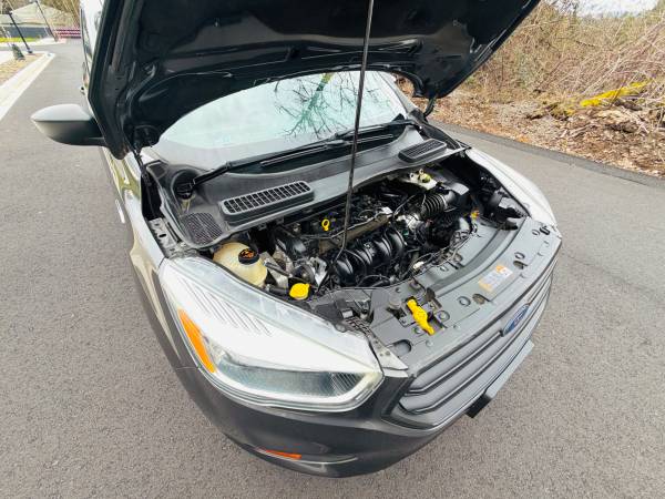 2017 Ford, dovoz USA — foto 5 z 12