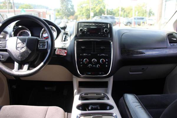 2016 Dodge, dovoz USA — foto 11 z 12