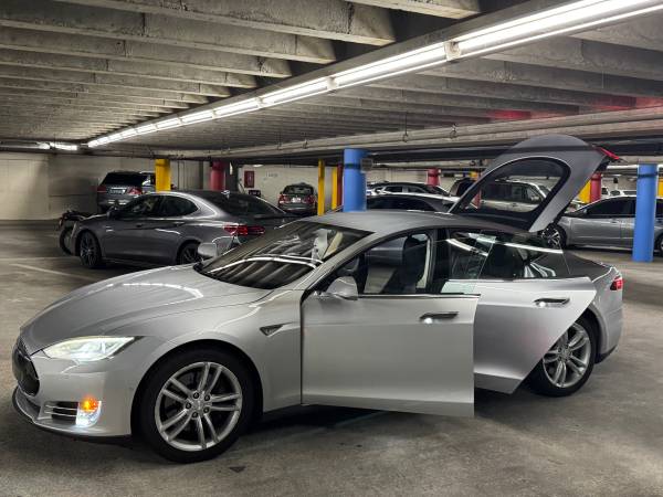 Tesla, dovoz USA — foto 2 z 12