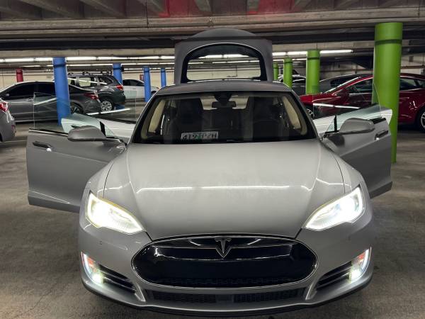 Tesla, dovoz USA — foto 3 z 12