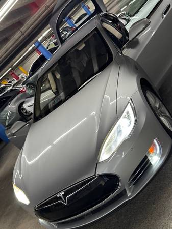 Tesla, dovoz USA — foto 5 z 12