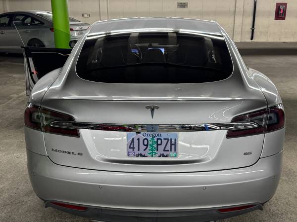 Tesla, dovoz USA — foto 6 z 12