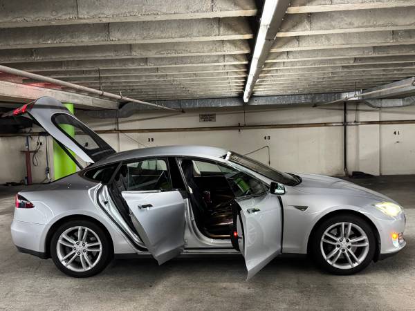 Tesla, dovoz USA — foto 8 z 12