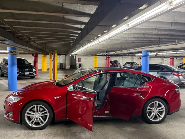 Tesla, dovoz USA — foto 10 z 12