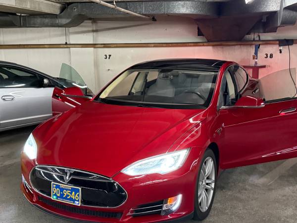 Tesla, dovoz USA — foto 2 z 12