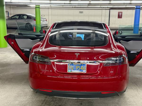 Tesla, dovoz USA — foto 4 z 12