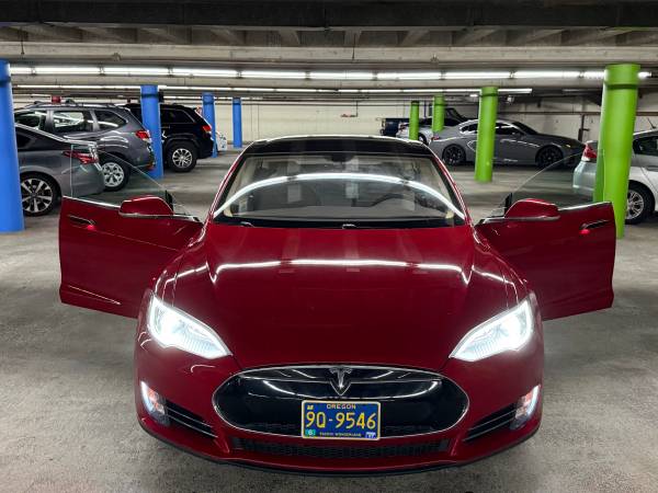 Tesla, dovoz USA — foto 7 z 12
