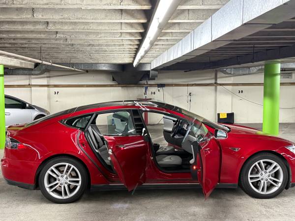Tesla, dovoz USA — foto 9 z 12