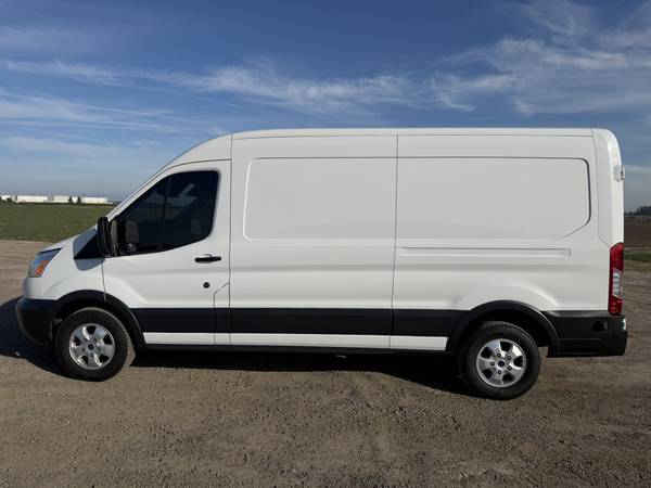 2017 Ford, dovoz USA — foto 3 z 12