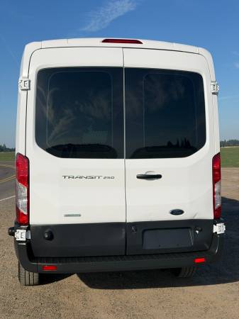 2017 Ford, dovoz USA — foto 4 z 12