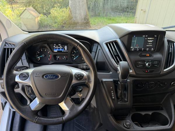 2017 Ford, dovoz USA — foto 6 z 12