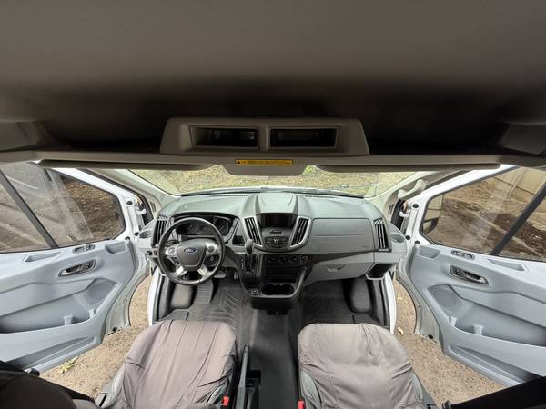 2017 Ford, dovoz USA — foto 8 z 12
