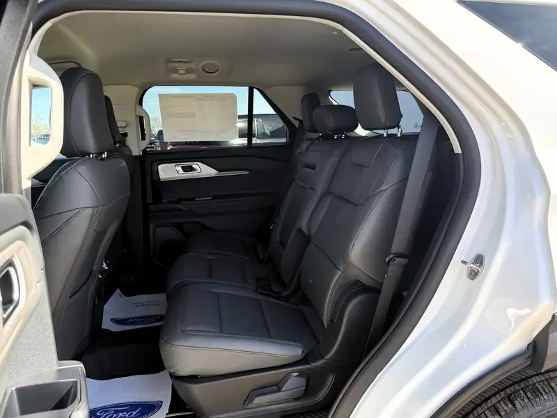 2026 Ford Explorer Active, bílá, dovoz Kanada — foto 10 z 12