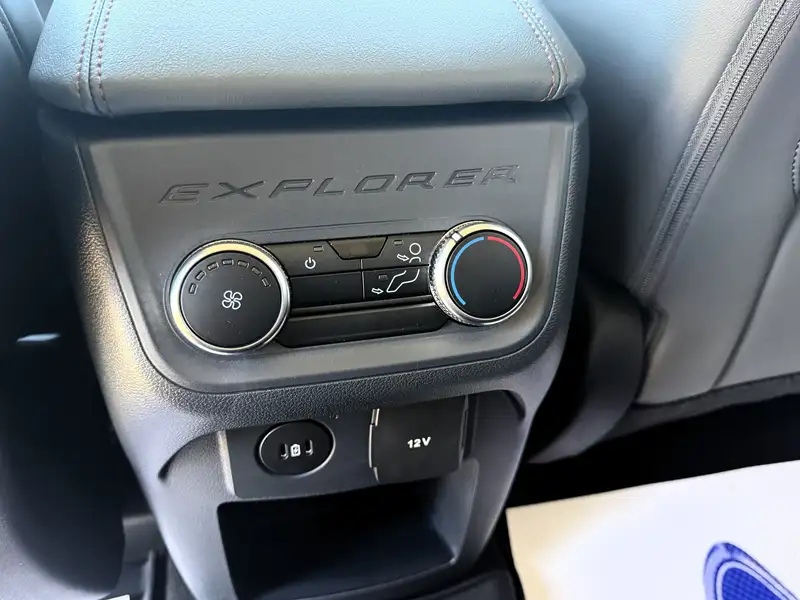 2026 Ford Explorer Active, bílá, dovoz Kanada — foto 11 z 12