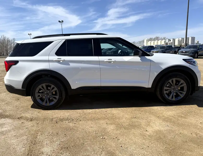 2026 Ford Explorer Active, bílá, dovoz Kanada — foto 4 z 12