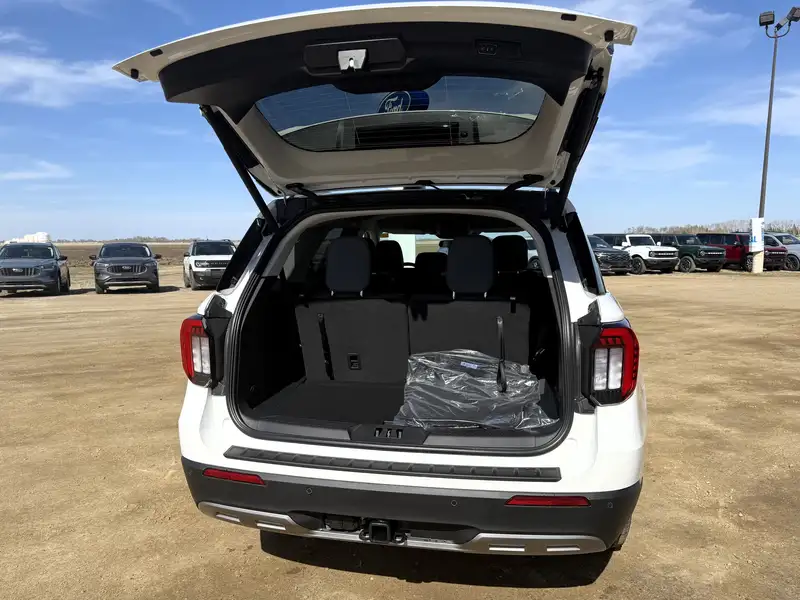 2026 Ford Explorer Active, bílá, dovoz Kanada — foto 7 z 12
