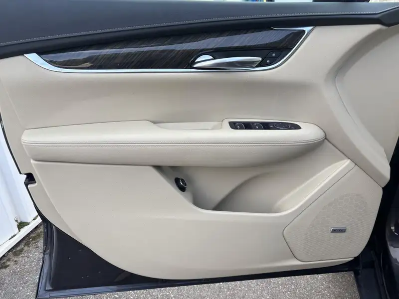 2017 Cadillac XT5 Base, šedá, 148 529 km, dovoz Kanada — foto 10 z 12