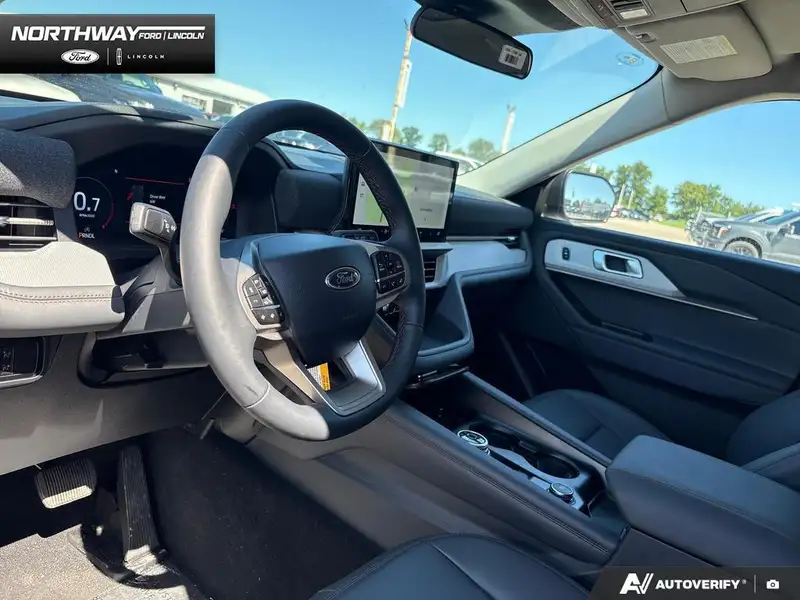 2025 Ford Explorer Active, modrá, 50 km, dovoz Kanada — foto 11 z 12