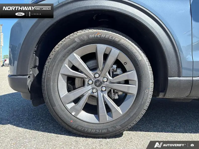 2025 Ford Explorer Active, modrá, 50 km, dovoz Kanada — foto 6 z 12