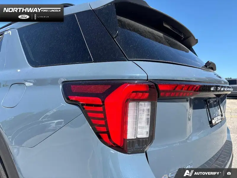 2025 Ford Explorer Active, modrá, 50 km, dovoz Kanada — foto 9 z 12