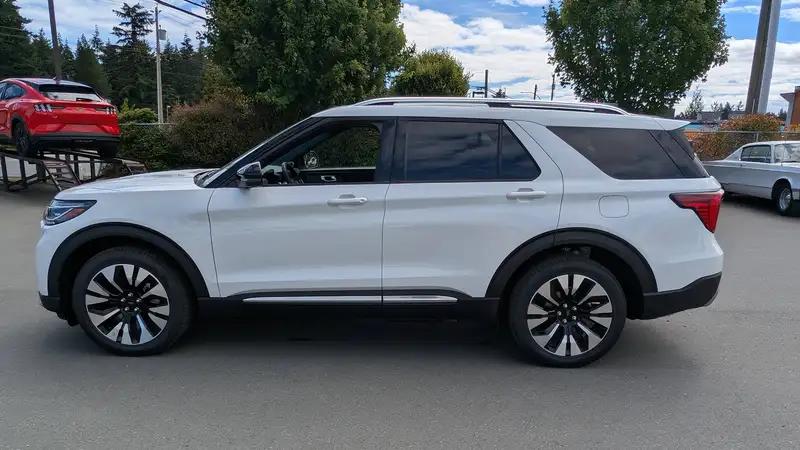 2026 Ford Explorer, bílá, 1 444 km, dovoz Kanada — foto 11 z 12