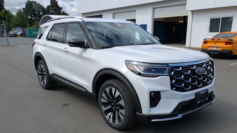 2026 Ford Explorer, bílá, 1 444 km, dovoz Kanada — foto 3 z 12