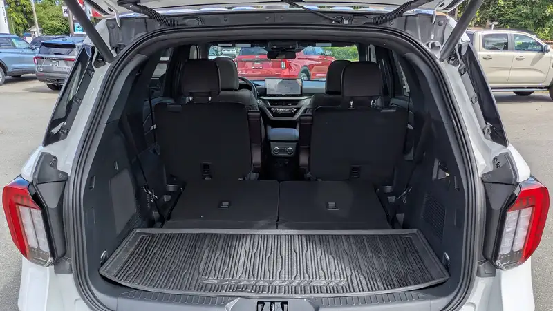 2026 Ford Explorer, bílá, 1 444 km, dovoz Kanada — foto 7 z 12