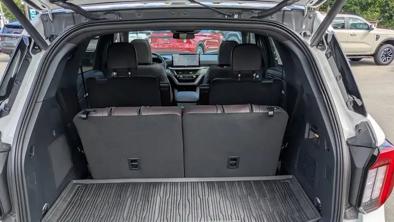2026 Ford Explorer, bílá, 1 444 km, dovoz Kanada — foto 8 z 12
